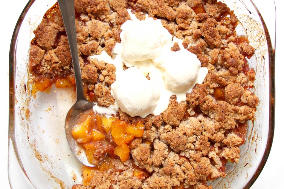 Peach crumble with vanilla ice cream