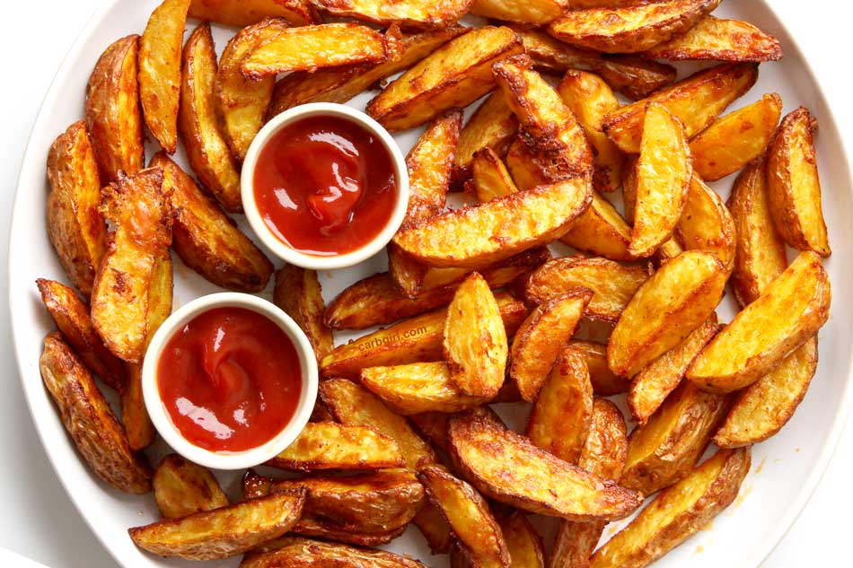 Baked potato wedges with ketchup